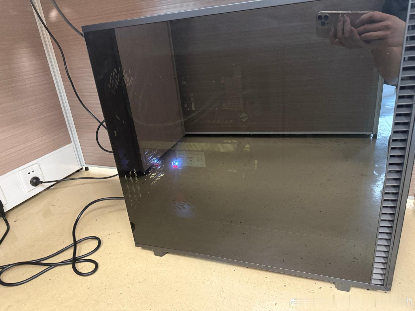 医院购买科研工作站，临床研究中心AI推理工作站
CPU：Intel Xeon 5.0主频30核心
内存：96GB（32*8） DDR5 5600MHz
硬盘：1TB PCIe 5.0 NVMe+4TB PCIe 5.0高速固态盘
显卡：NVIDIA RTX PRO 6000 Blackwell Max-Q 96GB让科技服务社会
02164985167 ​​​
友卅-YS Tech ​