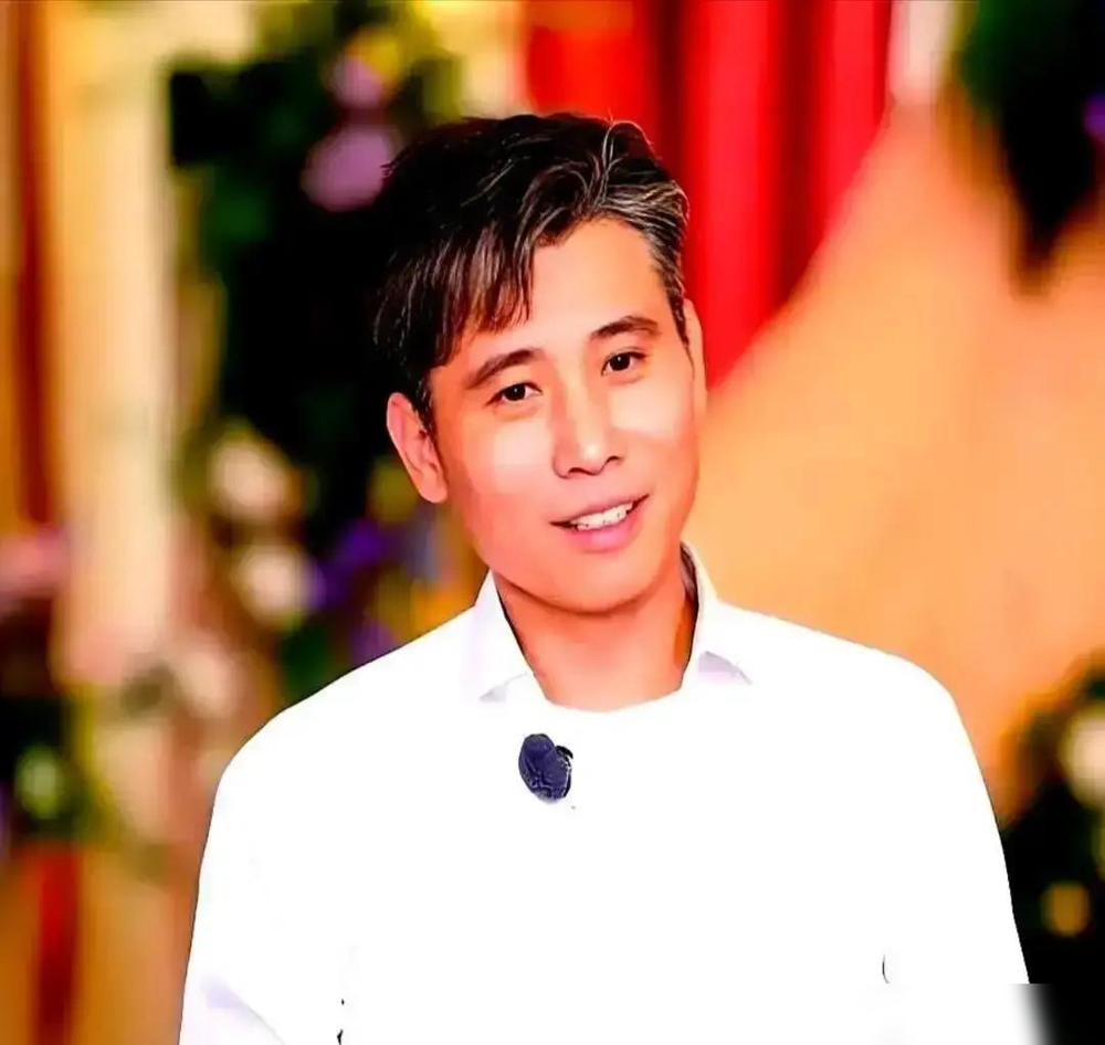 51岁李乃文被传养5个孩子，结果工作室一纸声明，把日本餐馆带10岁儿子吃饭的事直接锤成假的。视频里那男的压根不是他，9月20到22号他人在广西南宁，连演两场《夜行者》，根本没挪窝。
他老婆倒是真低调，中戏校友，话剧导演杨婷，2005年领的证，这么多年愣是没几张同框照流出来。黄渤在综艺上拿五个孩子逗