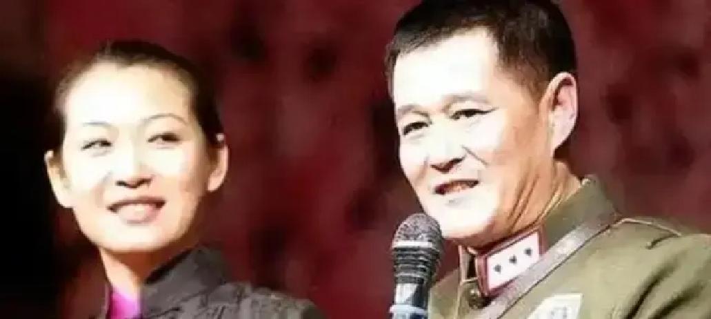 1991年，走红后的赵本山向妻子葛淑珍提出离婚，葛淑珍说：“离婚可以，那你要给我一些补偿吧？”赵本山接下来的举动令人震惊不已。
 
赵本山说完“离”字，手指在膝盖上轻轻敲了两下。葛淑珍正在剥豆子，手停了停，豆子滚进盆里。
 
“行。”她把围裙摘下来，叠好放在凳子上，“那你要给我一些补偿吧？”
 
赵