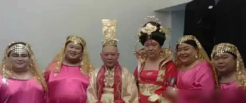十多年前骂姜昆是主流圈排挤天才，现在照片翻出来，脸疼的不止吃瓜群众。
郭德纲当年那套草根逆袭叙事，核心就一句：我想进圈子，没人搭理我。这哪是反体制，这是没吃到葡萄。
反观姜昆，2002年就搭起央视相声大赛的台子，大兵奇志、李伟建武宾，全是从这冒出来的。后来还搞网络相声大赛，逼着老先生学上网收本子