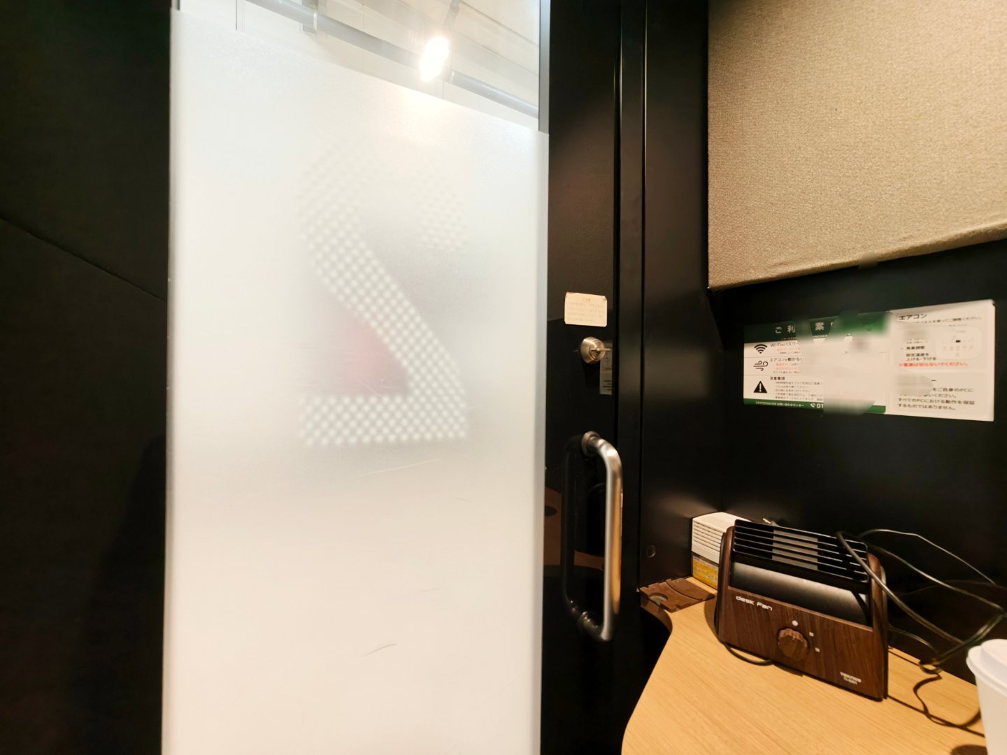 乘铁番外篇之尺束Station Booth

反正总之希望各位不用沦落到用这个的境界，当然只有在这种很toxic的地方才会发明小亭子而不是可以到咖啡店里找地方开会… anyway现在亭子的分布意外的全，可以提前予約かつキャンセル無料。然而实用就没那么舒适，先说最大的问题其实是Booth的网络非常糟糕，讲东西一小 ​