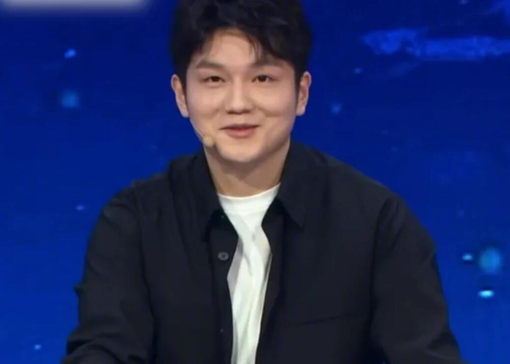 乒乓球运动员樊振东以解说嘉宾的身份做客咪咕体育演播室，赛后他谈到了自己...