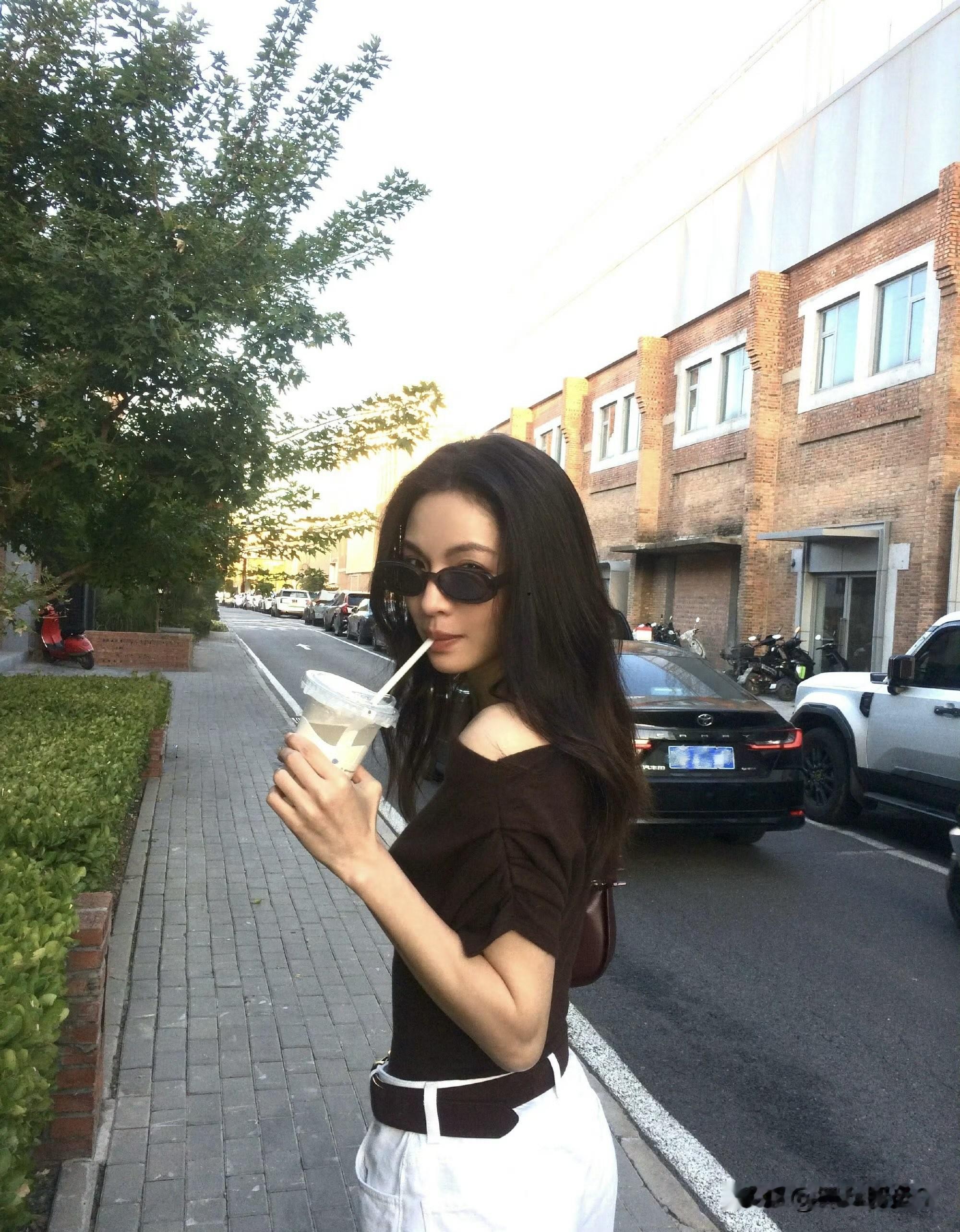 钟楚曦斜肩衫配白长裤，随意街拍就很有秋日氛围感，穿搭看着就是时尚。
