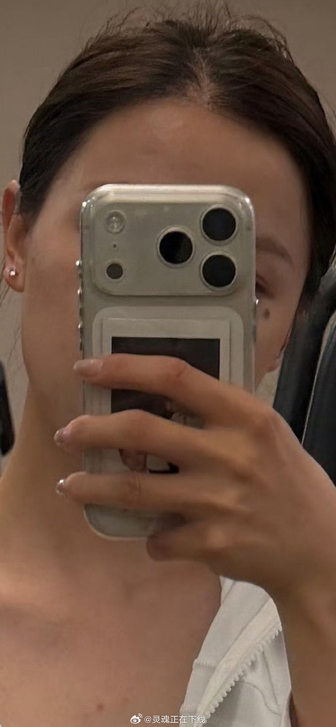感谢去年坚持买银色iPhone 17 Pro Max的自己，已无痛购入iPhone 18 PM一台，秒省下一个W[耶]#黄牛称iPhone18Pro敢炒但不敢压货# ​