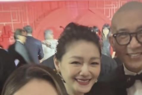 全网还在拿着计算器核对大S到底有没有刷汪小菲的信用卡买再婚裙子，小S转头就翻出了一张压箱底的旧照片。
那是很多年前小S的归宁宴。
大S当年端着一台老式数码相机，在宴席上跟前跟后追着妹妹拍，嘴里还一个劲嘟囔，说自己跟妹夫根本还不熟，妹妹怎么就这么急着嫁了。
这画面放在如今一地鸡毛的舆论场里，显得