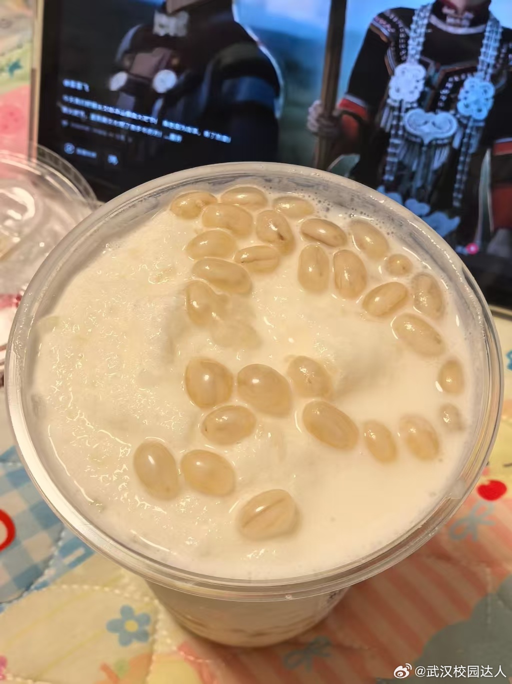 谁懂夏天奶茶刚需！挖到爷爷不泡茶新品荔枝白糯米奶冰，直接列入我本年度解暑宝藏饮品榜单，糯叽叽脑袋闭眼冲不踩雷🍧消暑饮品大赏 每年夏天必蹲爷爷不泡茶荔枝系列，这次新品直接在经典荔枝冰酿基础上升级成酸奶奶冰，口感直接翻倍。基底用绵密细腻的牧场酸奶冰沙，搭配NFC鲜榨荔枝原汁，没有工业糖浆的齁甜，入口是自然清新的荔枝果香，冰凉顺滑，大热天喝一口瞬间驱散燥热，完全不会腻喉。最惊艳的是满杯小料，三重Q弹口感叠加真的绝。古法非遗孝感米酿自带柔和谷物甜香，搭配东北五常白糯米软糯绵密，还有会爆汁的燕麦爆珠，一层果香、一层米香、一层软糯、一层脆弹，四重口感在嘴里层层迸发，料多到必须配勺子挖着吃，一杯下去饱腹感很足，下午茶直接替代正餐无压力。甜度推荐五分糖，荔枝本身清甜，搭配米酿自带回甘，低糖喝着清爽无负担。杯子还是可爱名画小狗新包装，随手拍都出片，单杯十块出头，双杯套餐性价比更高。对比市面上很多荔枝奶茶，这款胜在用料干净，米酿风味是品牌独家特色，酸奶冰沙中和了果味的甜，糯叽叽爱好者、怕腻星人、夏日...
