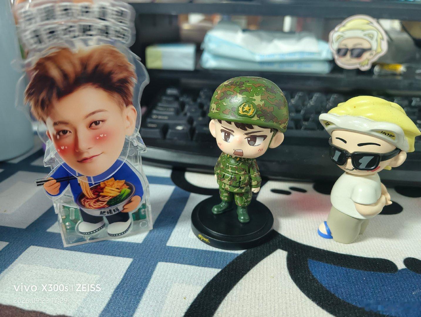 #黄子韬[超话]# 陪我上班的韬，一起上班，挣钱准备下次见面吧#黄子韬希望所有人都成为ykyb# ​