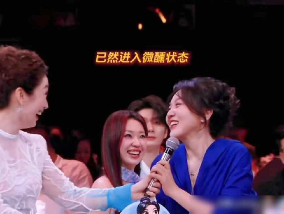 闫妮自己把去年那点微醺拎出来自嘲，说虽然出圈了，但也算出丑。胡歌在旁边直接接一句：你那不是微醺，是微大醺。全场直接笑翻，他还顺手把没到场的魏大勋给点了名。
这下好了，人没来，梗先到了。网友全在刷魏大勋人没到，但处处有哥的排面，还有人喊微大勋和微醺绝配。
最绝的是闫妮一点都不端着，胡歌清唱趁现在年