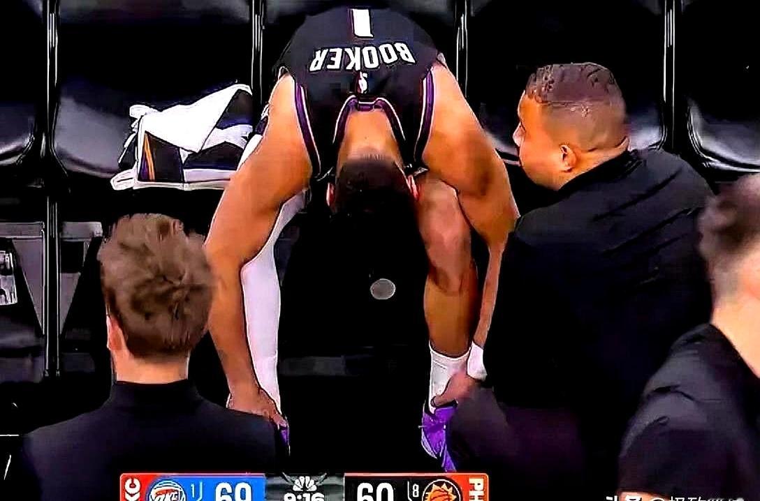 太脏了！ 今天太阳对雷霆季后赛，第三节布克无球跑动时被多尔特绊倒，队方...