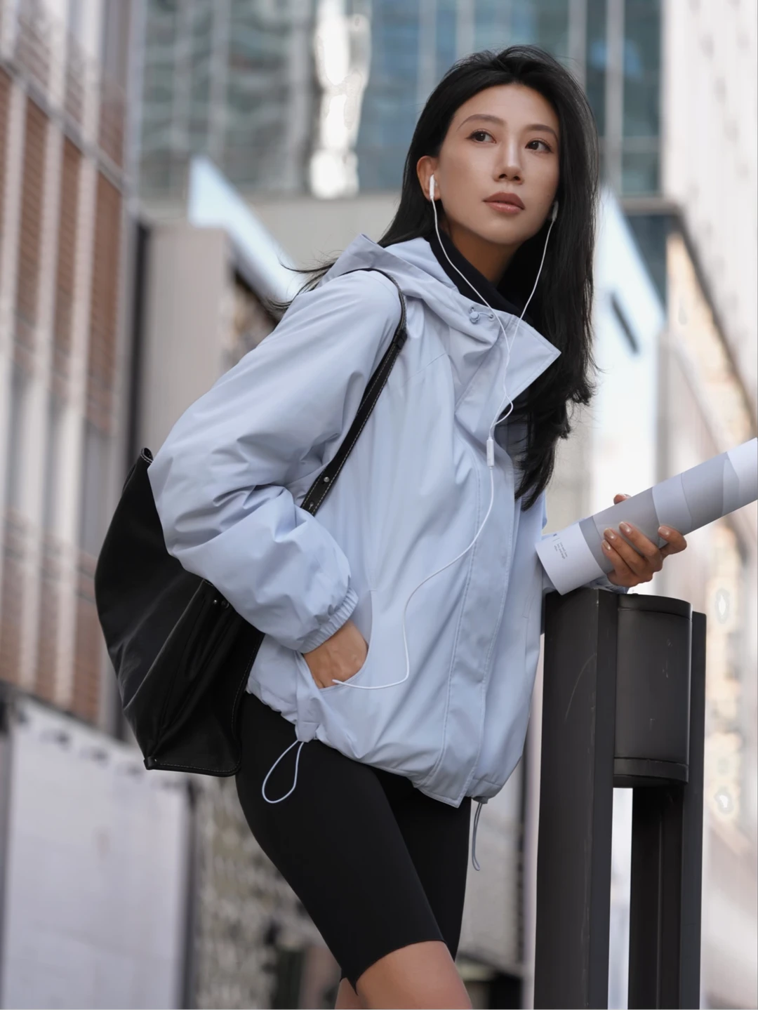 一衣解锁三种时髦造型 通勤党本命冲锋衣