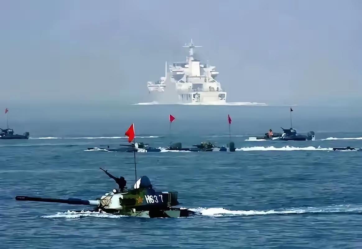 美日牵头的“利剑27”联合军演纠集七国、近六万人，打算在中国周边秀武力，不料遭遇解放军同步布局。军演前夕，中国在黄海南部划设长达47天的实弹射击禁区，渤黄东南海多海域同步开展演训，辽宁舰编队携055大驱前出西太。一边是外方集结兵力造势，一边解放军近海构筑火力屏障、远海部署机动力量。日方石垣岛、与那国