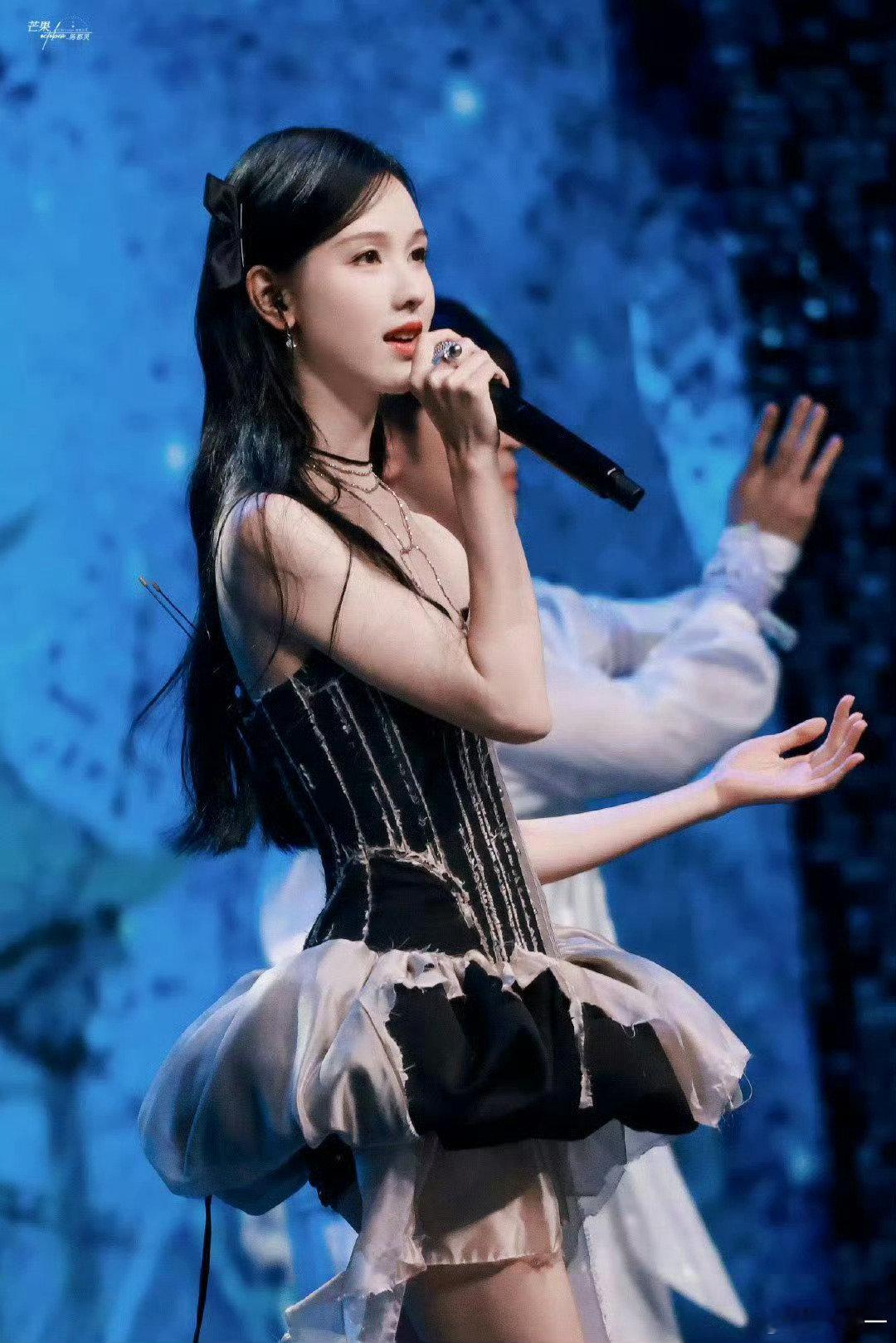 #Jisoo陈都灵winter朴志效撞衫#支持百花齐放[给你小心心]陈都灵尝试女团风太有味道啦 ​