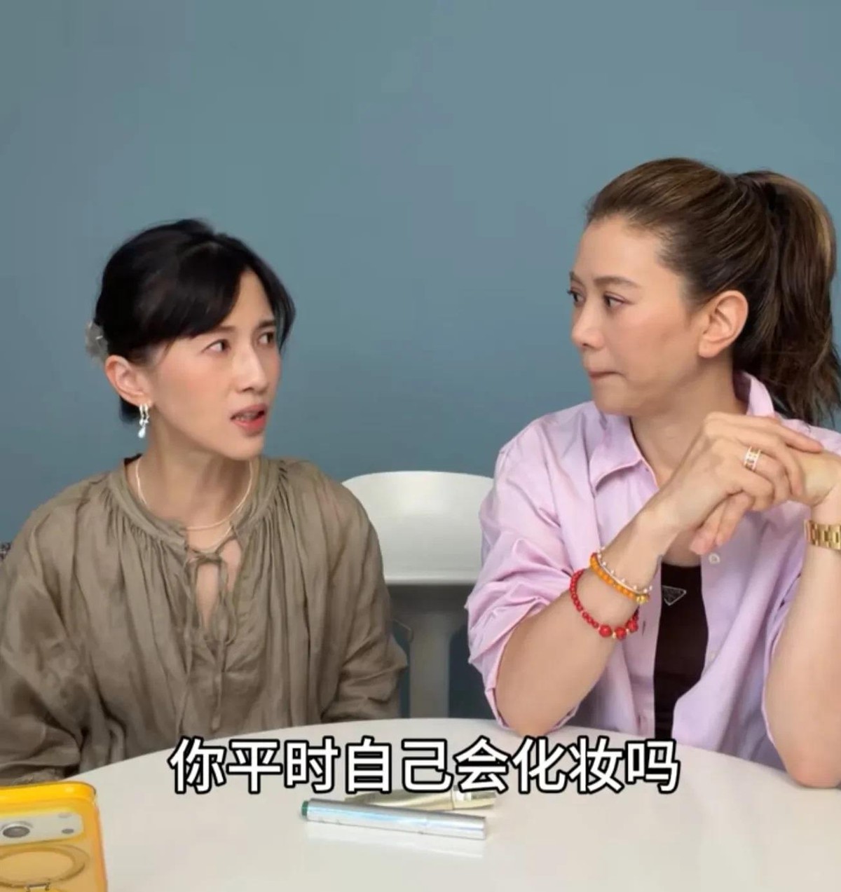 袁咏仪在papi酱的节目里说自己根本不会化妆，把网友都逗乐了。她回忆早年自己动手化，结果眉毛一边长一边短、一个粗一个细，腮红打得像猴子的屁股，老公张智霖看了直接劝她别化了，她也就真的再没碰过化妆品。其实她年轻时是香港小姐冠军，底子本来就出众，如今五十五岁，素颜出镜依旧状态很好，陪孩子、逛超市被路人认