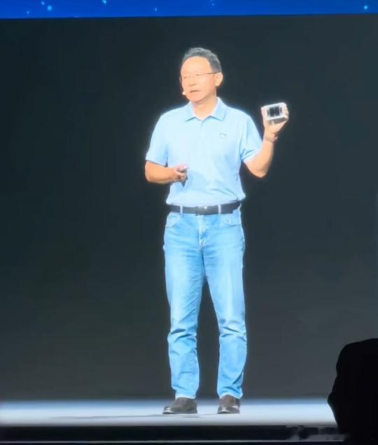 HC2026最大看点，当属昇腾960与NPO超节点落地。

不只是单卡性能翻倍，更关键是研发进度大幅提前。960DT明年一季度就能就绪，比原定计划早三个季度。

真正的杀手锏不是芯片本身，是灵衢+Hi-ONE NPO近封装光互联。单个昇腾960超节点塞下4096卡，8E FP8算力、1PB HBM，直接砍掉数万颗传统光模块，功耗大 ​