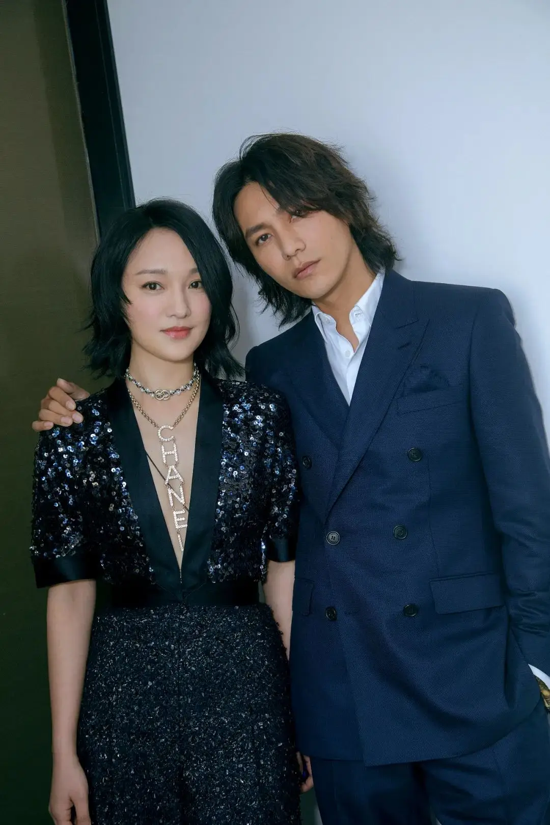 说实话，周迅和陈坤隐婚传闻终于尘埃落定，没曾想她又被卷入五角恋的舆论漩涡。本来只是狗仔一则只用字母代称的口述爆料，没有照片、没有实锤，可网友顺着线索猜测，就把早年和朴树的旧情翻了出来，强行把她牵扯其中。
 
回看周迅过往，几段感情都坦荡公开，爱过也体面告别。她和陈坤相交几十年，是难得的知己好友，谣言