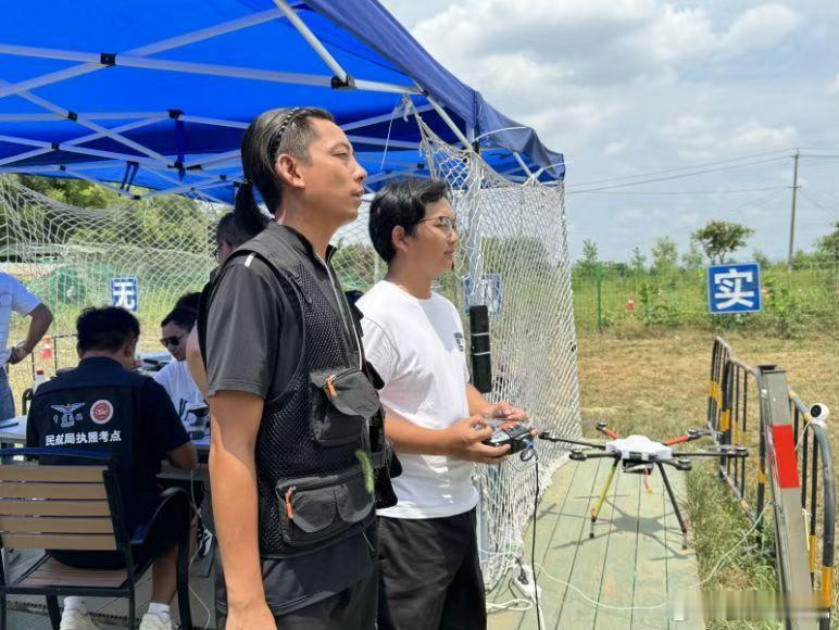 **低空经济火热，无人机飞手不等于会飞机器，聊聊行业真正需要什么样的人才**

#无人机培训 #成都本地观察
最近低空经济相关话题热度很高，无人机应用场景持续拓宽，测绘、电力巡检、农林植保、应急救援、文旅航拍，各个领域都在释放岗位需求。很多人觉得，会操控无人机就能当飞手，其实真实行业岗位， ​
