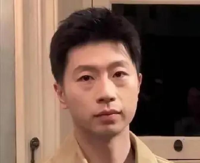 “张继科看不起孙颖莎”这顶帽子，在网上被人扣得结结实实，甚至还拉上马龙和许昕来衬托格局。

很多人张口就是名场面：张继科管孙颖莎叫“那女孩”，转头还放话“她拿啥跟我比”。
听起来挺拉仇恨对吧？可但凡去看一眼当时的直播录屏，脸都得被打肿。
张继科那天的原话，明明是在感叹后辈能吃苦。
他说“这