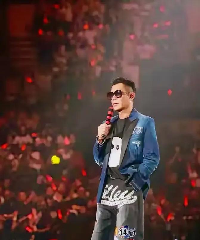 强烈建议大家，

不要去看古天乐的演唱会，

这不是一场普通的商业演出，55岁的他在香港红馆把搁了二十多年的歌手身份重新捡起来，背后还藏着一路被提携、一路记恩的那口气。

你会看到的，不只是一个影帝站上舞台，还是一个人把自己塞回练习室，练声、走位、排舞，一点点把丢了很久的东西重新拎起来。

这种笨办