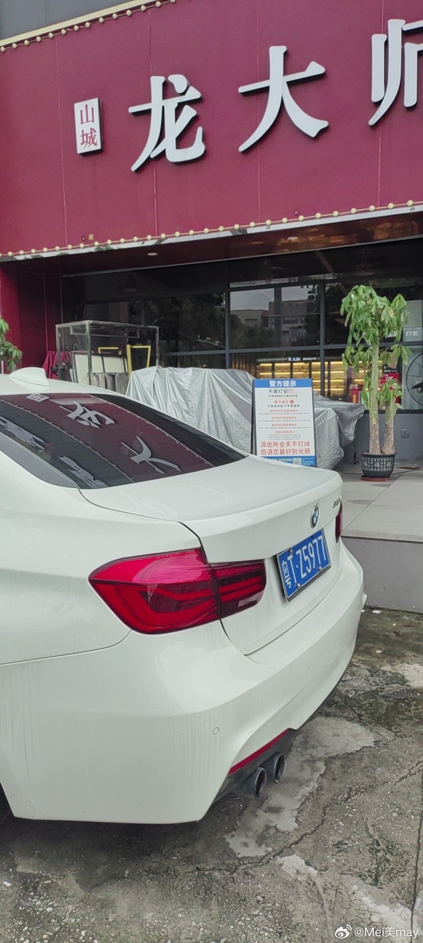 汇彩北路人行道长期被私家车霸占违停 ​