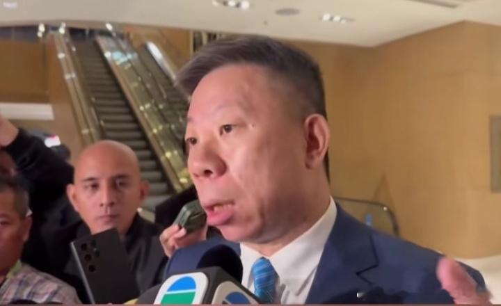 #公园闲聊# 

这个新闻七月份的，仁爱礁冲突后。菲律宾总统马科斯召见中国大使井泉。会面后，中国大使表示谈话富有建设性。当然，大家也知道富有建设性的意思是P都没谈出来。

有意思的是照片，第一张图虽然马科斯看起来有点小心谨慎，但总体看起来还是没问题是吧？可如果看第二张图，也就是第一张图的 ​