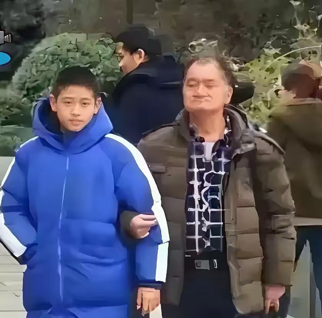潘展乐口中的“爷爷”其实是他的‌外公蒋捍东‌，是潘展乐游泳路上的启蒙人和引路人。 ​