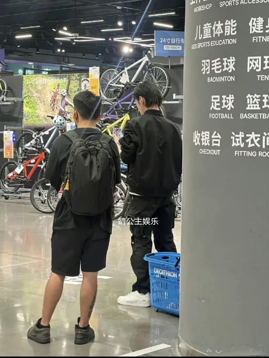 郭碧婷与向佐带女儿向芷在深圳壹方城健身被偶遇，向芷留着长卷发，骑着小自行车，很是乖巧可爱，郭碧婷穿搭时尚，但素颜略显疲惫感，不穿女装的向佐看起来还是很帅气。 ​
