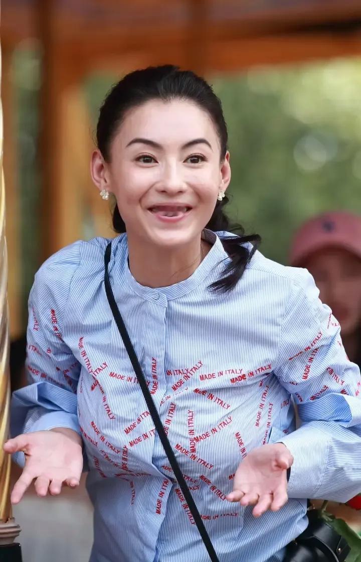 张柏芝说的这个事能是真的吗
她说跟一个男生约出去到餐厅吃饭，吃完饭服务员会递给一块毛巾，然后这个男生就用这块毛巾擦脸、擦手，没想到又拿去擦自己的鞋子，都把张柏芝看晕了，被恶心到了。她说，出来吃东西是来享受的，没想到会看到这一幕。
坐在一旁的李湘听到这件事后，被震惊到了，问这是一个什 ​