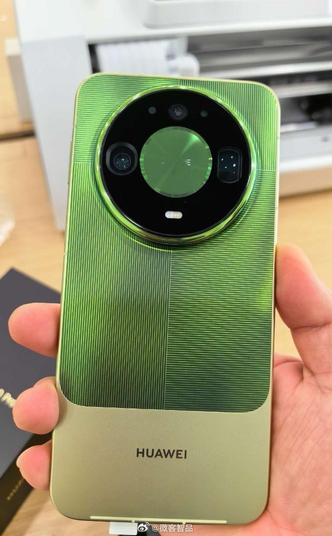 #华为Mate90系列发布会定档# 华为正式官宣，Mate 90 系列及全场景新品发布会定档 10 月 1 日 14:30。

本次一共带来五款机型，覆盖普通版、Pro、Pro Max、典藏版与 RS 非凡大师。性能上区分配置，Mate90、Pro 搭载麒麟 9035，Pro Max 以及 RS 非凡大师有望上全新麒麟 9050 Pro，这款芯片运用逻辑折叠技 ​