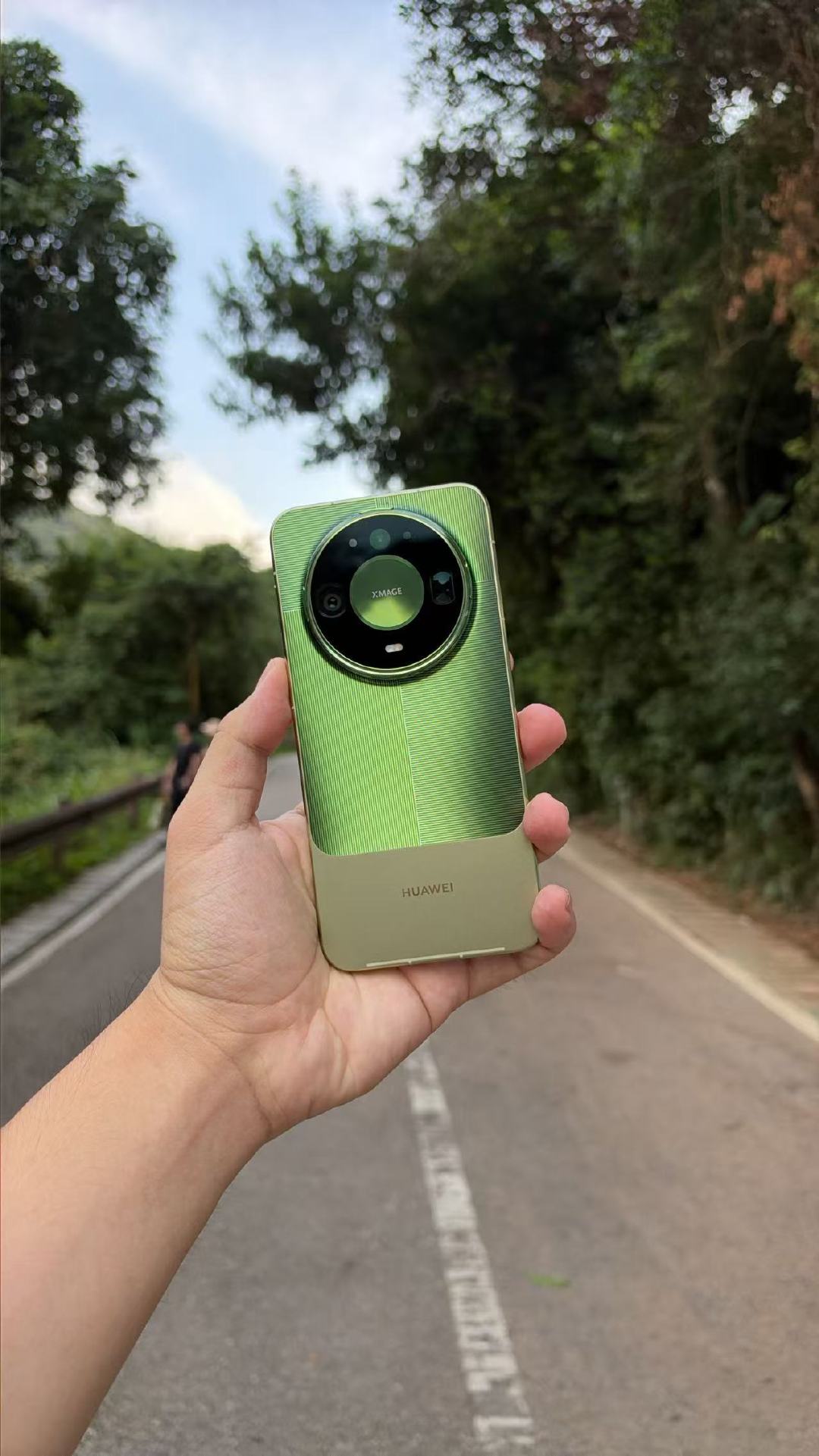 Mate90promax这个绿色是越看越耐看啊[泪]
本来还想说整个白色的，绿色的也挺小清新的
#华为手机[超话]# ​