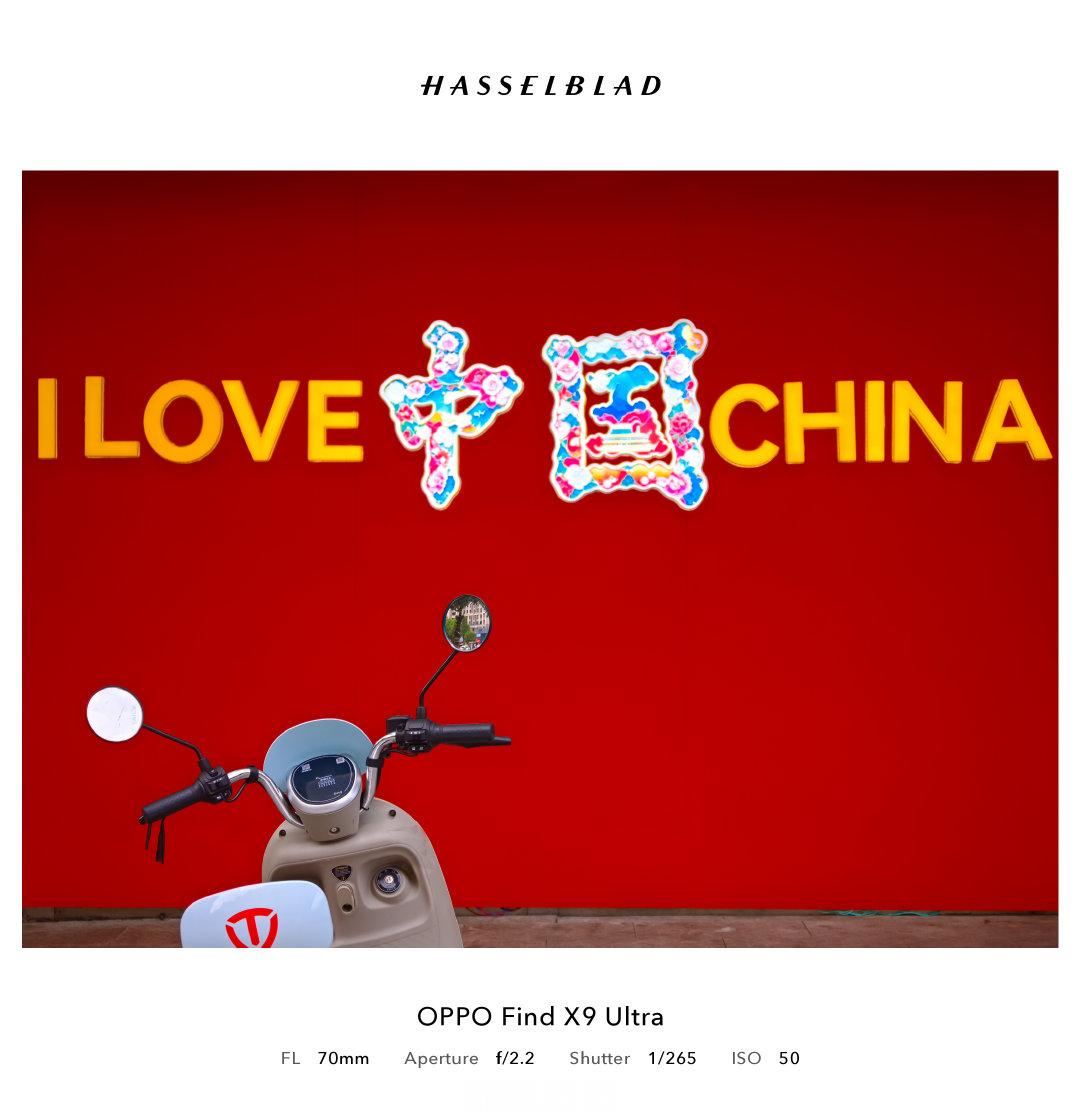 鲜亮的中国红撞进眼底，是独属于国庆的氛围感。骑着小电驴走遍街头，每一处都飘着名为“热爱”的风。

#微博影像年##人间纪事# ​