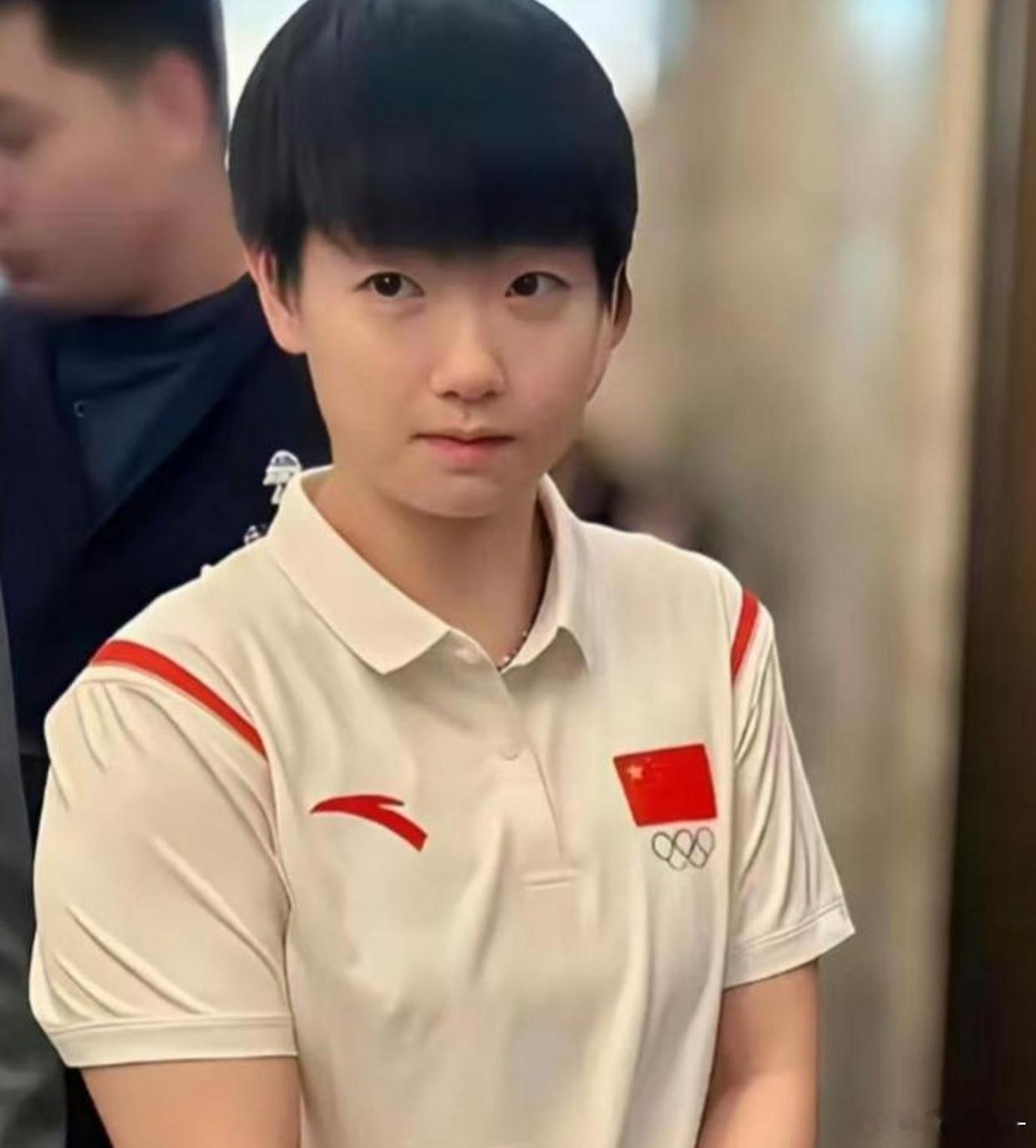 孙颖莎越来越不对劲了，不是赛场气场不够强，而是私下模样太反差！翻出杭州亚运会这张旧照，瞬间被戳中。
她身着国家队队服的她双手抱着赛事玩偶，静静站在原地，眼神懵懂乖巧，和赛场上杀伐果断的模样判若两人。
球桌前的莎莎出球凌厉、气场拉满，是让对手忌惮的小魔王；可离开赛场卸下紧绷状态，就变 ​