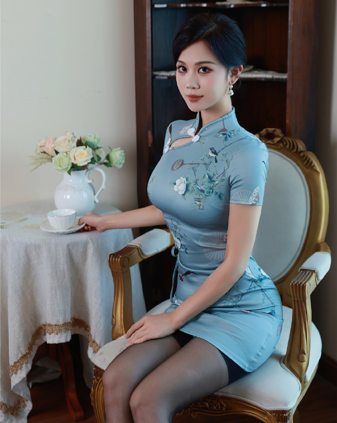旗袍美女，淡蓝色古风旗袍美女。