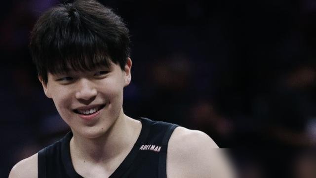 20分钟，4中3，6分7板，杨瀚森把勇士内线搅得够呛。
开拓者又输了，118比128，季前赛收官。但杨瀚森这数据你细品：3个前场篮板，1次失误，1次犯规。上赛季他场均5.3次犯规，现在降到了1.0。失误也从2.8降到1.8。
主帅诺里说他是“进攻枢纽”，定位却是第三中锋。克林根首发，罗威替补，杨