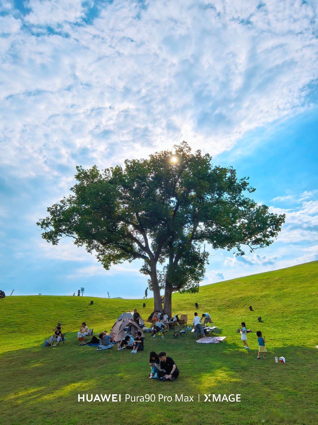 《山野草坪｜藏着最简单的快乐》

青草地，白云天。
露营、漫步、滑草，
所有人都在享受这份自由与惬意。
华为Pura90 Pro Max XMAGE，捕捉初秋的山野氛围感。
#华为[超话]##用鸿蒙的亿点理由##悦创作越快乐##此刻就出发#  ​