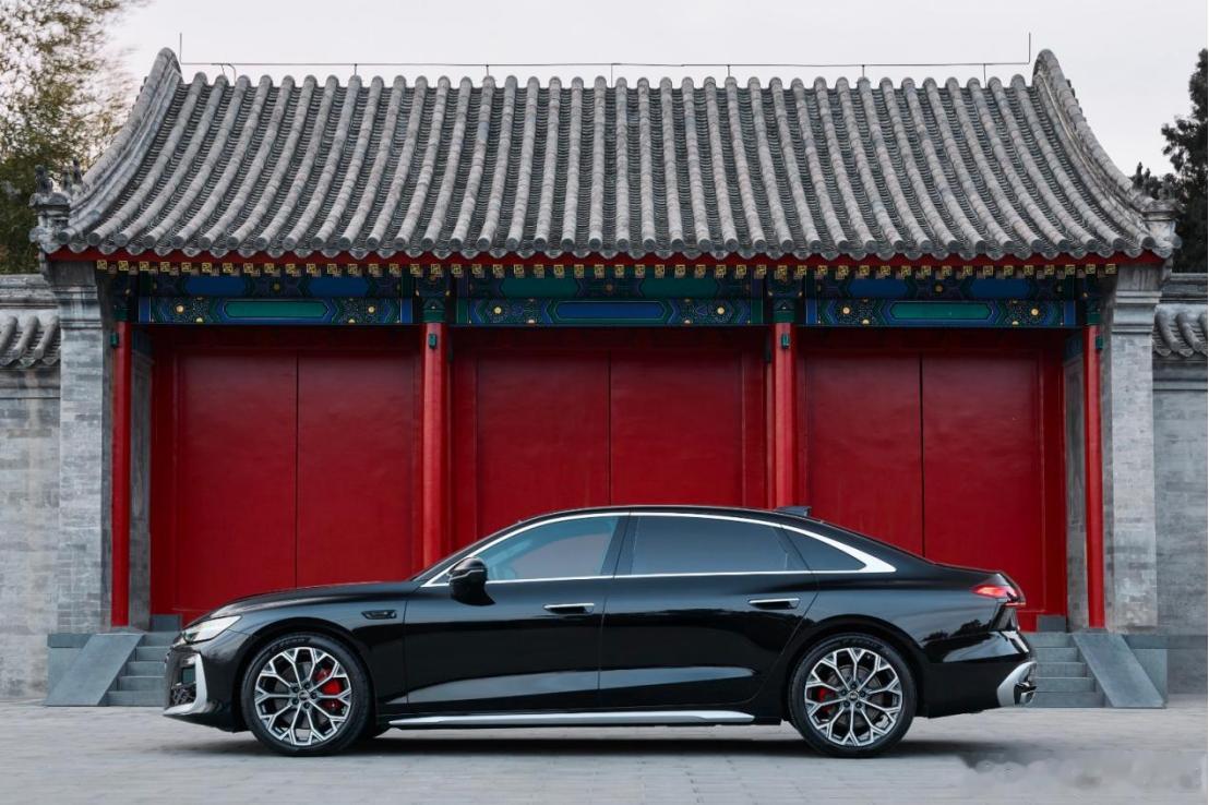 车载远程控车，全新奥迪A6L拓展车机与手机互联体验
移动互联网时代，手机和车辆的联动，进一步拓展用车的便捷边界📱。全新奥迪A6L搭载远程控车功能，用户可以通过手机APP远程查询车辆实时状态🌐。严寒或者酷暑出行前，可以远程提前开启空调，上车就可以拥有舒适座舱温度，不用忍受车厢内过冷过热? ​