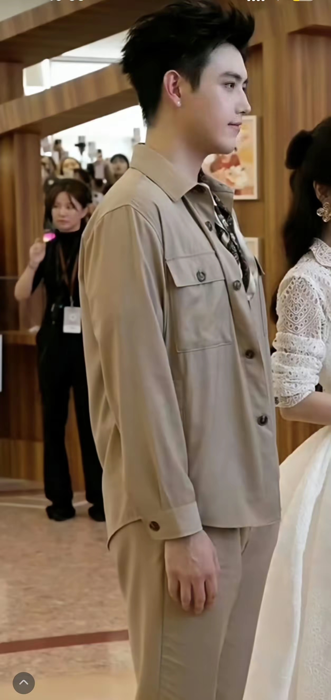 陈飞宇告诉我们一个道理
妈就算美得惊艳，父亲的基因影响力也不容小觑。
很难想象这是内地第一大美女陈红的小儿子，不少网友感慨陈凯歌的基因太强大了。
 
陈红当年风华绝代，颜值堪称一代标杆，本以为孩子会全盘继承妈妈的绝美皮相。可细看陈飞宇，眉眼间虽有母亲的影子，但脸型轮廓、神态颌面，很多地方都随了父亲。