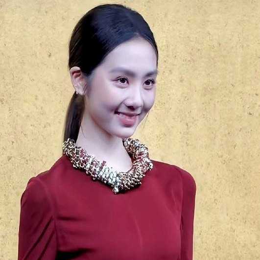 20岁的黄多多穿香奈儿走红毯，有人夸高级，有人嫌老气像30岁。

但谁都清楚，造型只是前菜。普通演员跑十年龙套都够不着的饼，她一出手就是程耳导演的《人·鱼》，直接搭档王一博和汤唯。黄磊铺的路不可谓不顶格，从小在镜头前泡出来的松弛感也是真的。

可娱乐圈就这规矩，爹妈能帮你跳过排队，跳不过观众手里的遥