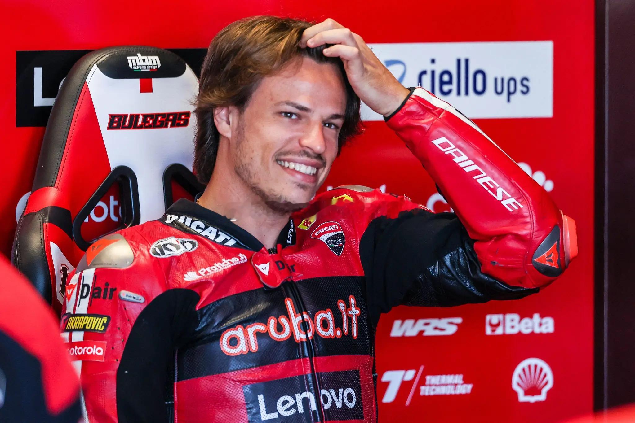 #MotoGP[超话]# 
Nicolo Bulega在法国马尼库尔迎来赛点🇫🇷：首次有机会夺得年度总冠军🏆

世界超级摩托车锦标赛（WorldSBK）的车手们结束了夏休期，准备在本周末于马尼库尔重返赛场。

———

距离上一站多宁顿公园站已过去近两个月，本站法国之行的争夺预示着无论在场内还是场外都将异常激烈 ​