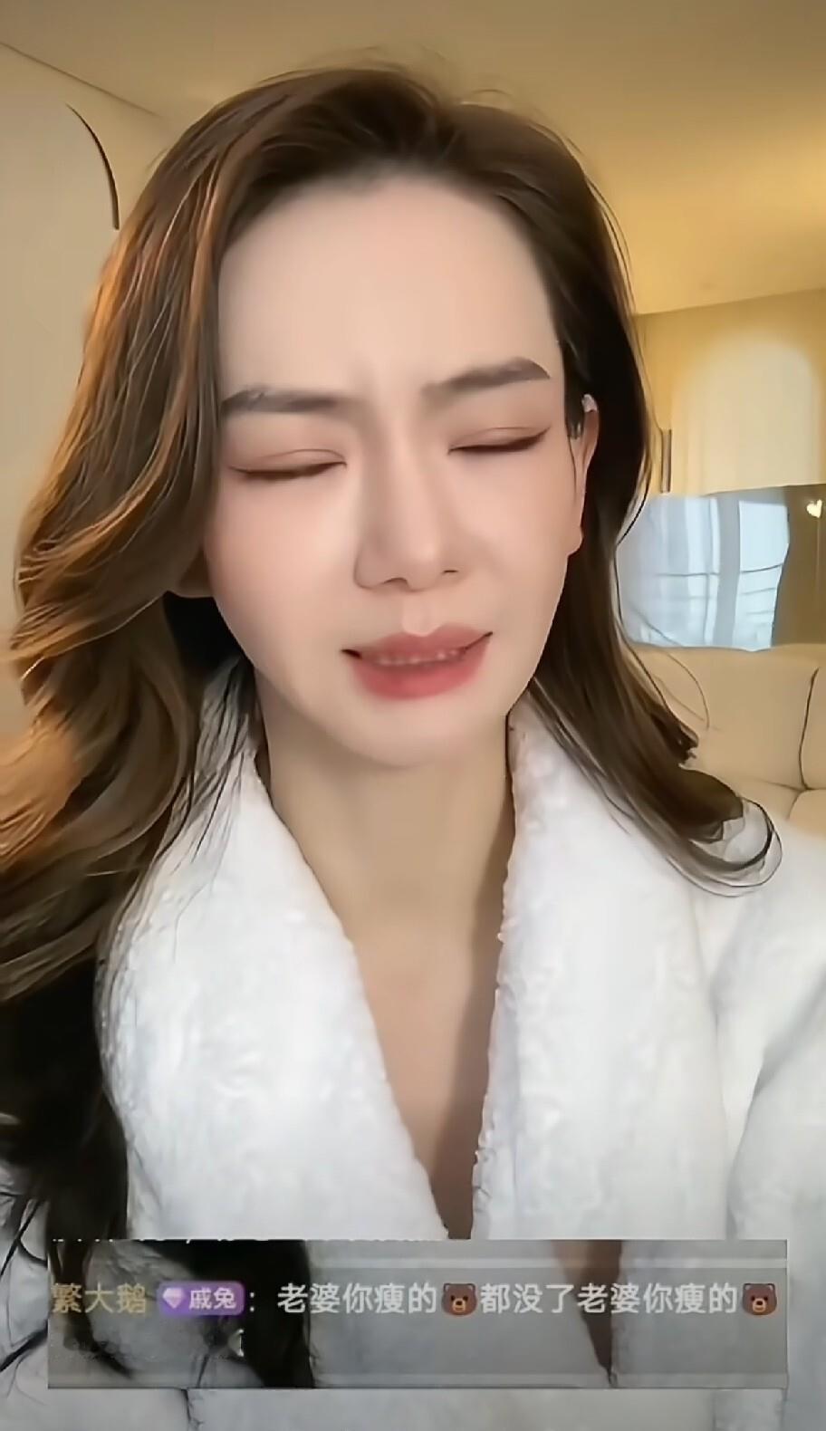 戚薇瘦到胸都没了，李承铉一句“在的”直接给全网整笑了。直播间里粉丝劝她别再减了，戚薇自己念叨“在在在”，镜头外李承铉突然大声接话“在的在的”，戚薇愣了一秒才反应过来，翻了个白眼赶紧把老公闭麦。这事好笑归好笑，但我更想说李承铉这个反应其实暴露了亲密关系里一个很真实的东西：真正在意你的人，不会顺着外界的