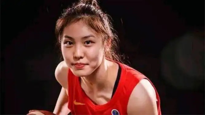 中国女篮在世界杯止步八强之后，锋线用人的争议不仅没有平息，反而在复盘中越烧越旺。其中最让球迷摸不着头脑的一步棋，莫过于防守铁闸张茹在开赛前的意外落选。
 
当时不少人拿着所谓“新老交替”的幌子出来洗地，可只要稍微翻翻户口本就会发现，顶替张茹的唐子婷是2000年出生的，张茹是1999年出生的 ​