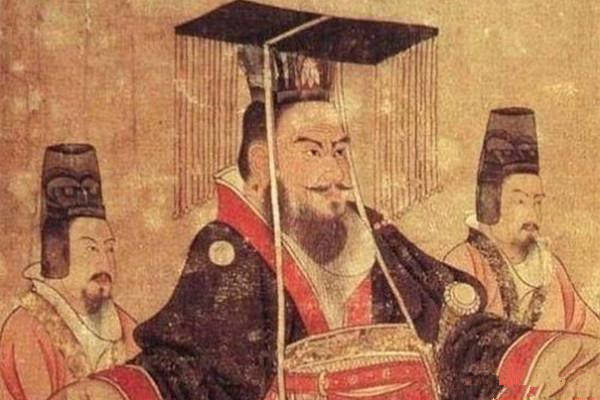 刘秀：千古最温柔的开国帝王，半生布衣，一世清平
 
漫漫封建长河，开国帝王大多戎马凌厉、杀伐果决，带着乱世枭雄的凛冽锋芒。唯有汉光武帝刘秀，是乱世硝烟里走出的一抹温润底色。他被后世誉为“位面之子”，凭天赐机缘与极致隐忍，从一介落魄布衣，逆袭为东汉开国君主，以最温和的手段平定乱世，以最宽厚的胸怀治理天