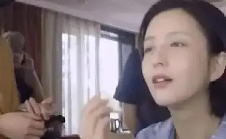胡军和李乃文，俩老戏骨，在节目里听到佟丽娅经纪人说了两句话，表情当场就同步了，那种“吃了一惊又一惊”的样子，根本演不出来

经纪人说得也轻巧：“丫丫早上七八点就起了，陪儿子晨读”

“而且她没有化妆师，都自己化”

就这两件事，让俩“叔圈顶流”面面相觑，脸上的表情复杂得很

为啥？因为他们刚伺候完瞿