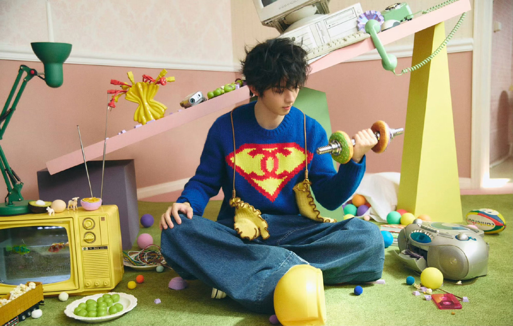 马嘉祺 in CHANEL 📺🦸‍♂️ 一组新造型大片，身穿香奈儿2026高级手工坊系列的logo毛衣，搭配阔腿牛仔裤，再加上慵懒小卷发，“大事化小蛋糕”萌趣可爱的少年。#马嘉祺个人EP心室##时尚灵感解读# ​