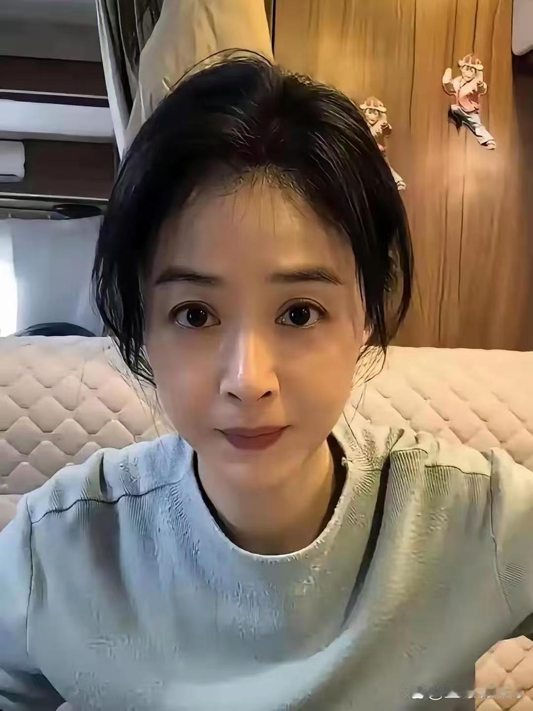 真的会被蒋欣的心态戳到。
节目里穿起球毛衣遭网友群嘲，说像地摊货。没有公关危机，没有紧急删帖，直接晒衣服特写：它只是起球，又没死。一句话化解非议，引来赵丽颖、宋佳点赞，3天涨粉47万，全网掀起晒“起球战袍”热潮。
 我们总习惯苛求明星时时刻刻精致无瑕，可这件毛衣告诉大家：真实，远比刻意 ​