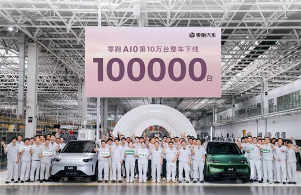 一台六万多起步的小车，连续两个月把Model Y压在身下，这事搁两年前没人信。

零跑A10上个月卖了30652辆，突破三万大关，蝉联全品类SUV销量冠军，Model Y是29260辆，差了一千四百多台。再往前一个月，它就以26424辆首次压过Model Y的25158辆。从上市首月的一万四，到登顶