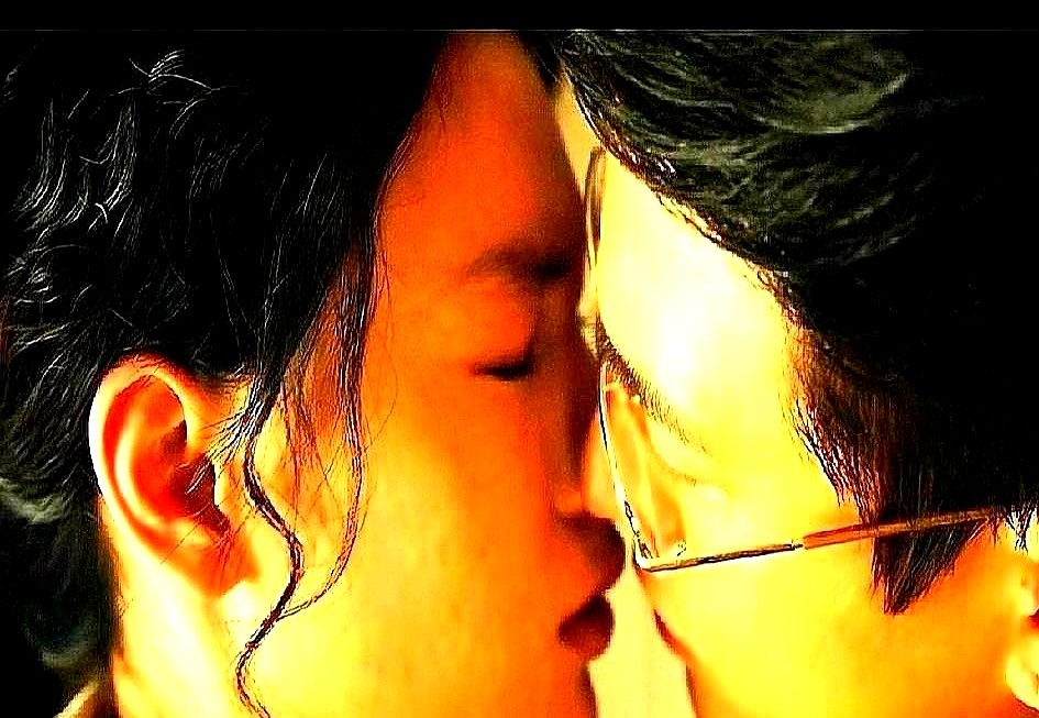 坚决不拍吻戏的硬汉欧豪，这次居然动真格了。

新戏里他和邱天的对手戏，没有借位，更没找替身，直接贴身实拍。连宣传新片时，他也坦白跟娜扎有大尺度的激烈交锋。

以前他手里全是不沾情爱的军旅、动作本子，把自己死死框在硬汉壳子里。可影视圈更新换代太快，光靠一身孤勇，好剧本只会越来越少。

他终于想通了，撕