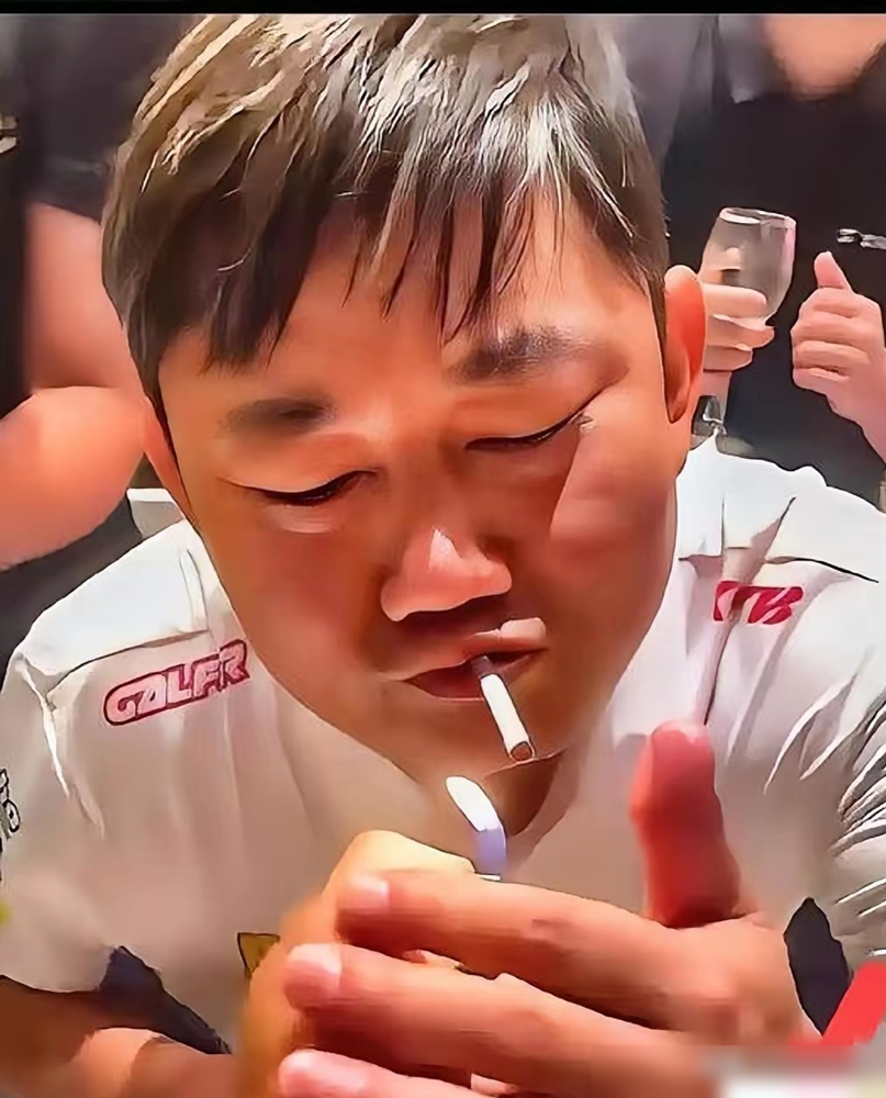 在张雪机车上班的朋友说：这老板平时爱吹口哨，待人随和，可一进车间就变脸，公差、扭矩、装配走线，样样较真。
待遇给得厚，要求也更狠。
820RR零百只要2.81秒，100小时预售超5543台，热闹背后却是首批曲轴箱破裂、286台召回、机油泵隐患停产。
张雪不遮掩，视频里直接认错：大规模制造的质量