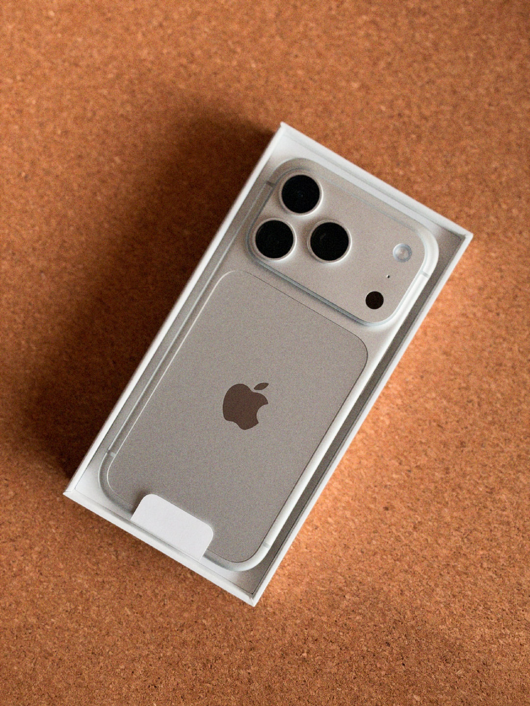 #iPhone18外观曝光#

跟我的 iPhone18 Pro 相比
都是横向大矩阵 Deco
只少一颗摄像头
华强北直如果推出加摄像头套餐
感觉会卖爆啊[泪奔] ​