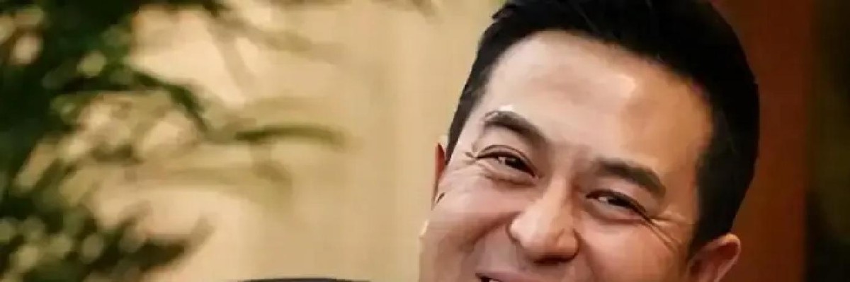 前两天网上流出一份北电的拟聘名单，有个名字叫“张小童”，岗位是“高水平表演教师”

底下评论区不少人都懵了，仔细一扒才发现，这竟然是那个天天在电视剧里趿拉着鞋、演穷老汉的张嘉益

网友们都在调侃，这大叔戏里演了一辈子老破小，怎么到了戏外，不仅在老家西安住着带园林的大别墅、名下好几家公司，现在连母校的
