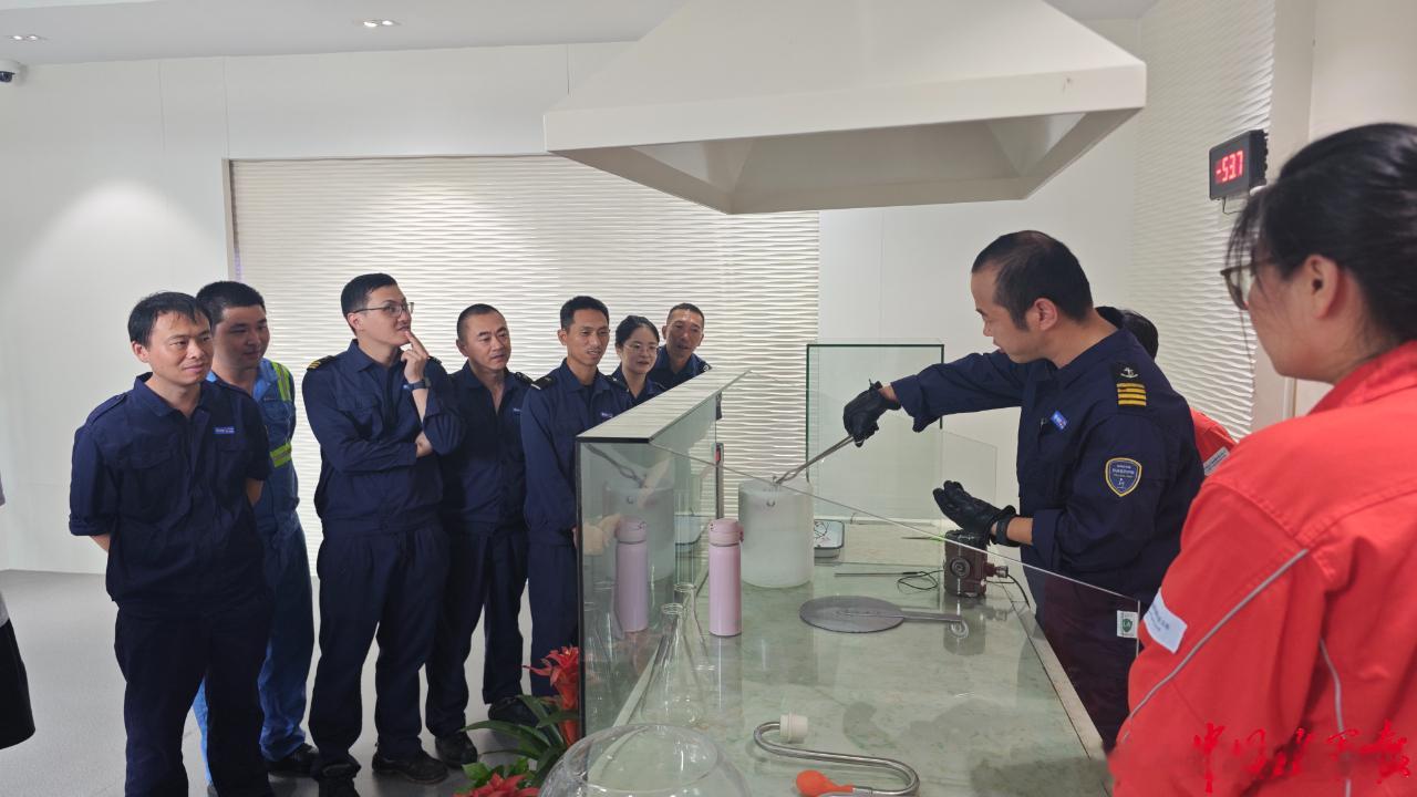 【浙江绿色航运人才培养迈出关键一步】近日，浙江省首批T12（使用气体或其他低闪点燃料船舶船员高级培训合格证）船员LNG燃料加注作业见习活动在浙江首家双燃料船舶船员见习点——中海浙江宁波液化天然气有限公司接收站码头圆满落下帷幕。

T12高级培训合格证是国际海事组织《使用气体或其他低闪点燃料 ​